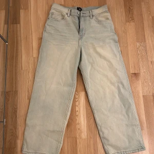 Ljusblå wide jeans från H&M - Säljer ett par ljusblå jeans från H&M med fin färg i storlek 30/30. Var fel storlek. Helt oanvända. Prislapen gick av. Går ej och lämna tillbaka. 