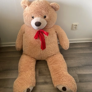 Gigantisk Teddy Björn/ Nalle - Jag vill få bort dessa två nallebjörnar jag fick på studenten, dem tar för mycket plats och hade varit skönt att bli av med dem, Bruna Björnen: 500 kr Den gråa nallen: 300 Paketpris: 700