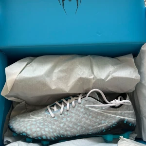 Nike Hypervenom fotbollsskor - Nike Hypervenom hydra fotbollsskor. Storlek 44 UK 9. Oanvända köpta från PRO direct. Skorna byter färg vid kontakt med vatten! 