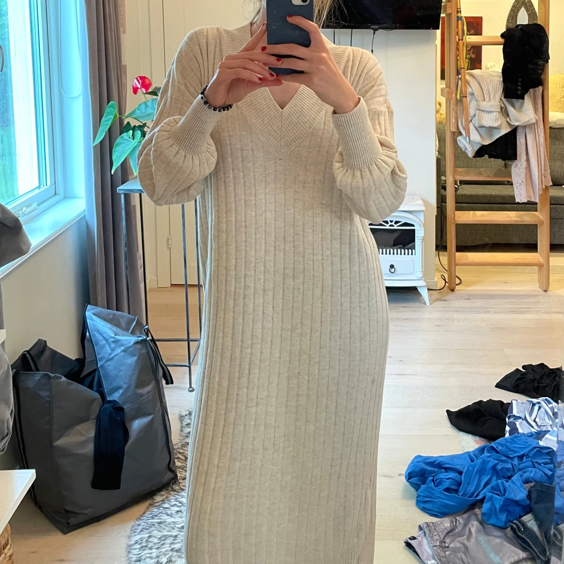 Beige ribbstickad långklänning