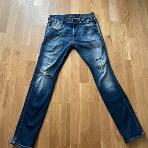 Blå Replay Anbass jeans med slitningar - Säljer ett par snygga mörkblåa  reyplay jeans med slitningar med storleken W32 L32 och det är skinny så de är lite tajta. Priset kan diskuteras och ställ gärna frågor!!