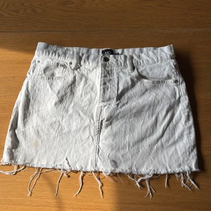 Vit jeanskjol från 157 med fransad kant - Vit jeanskjol från 157 i modell Maddy, storlek L. Perfekt för sommaren❣️❣️