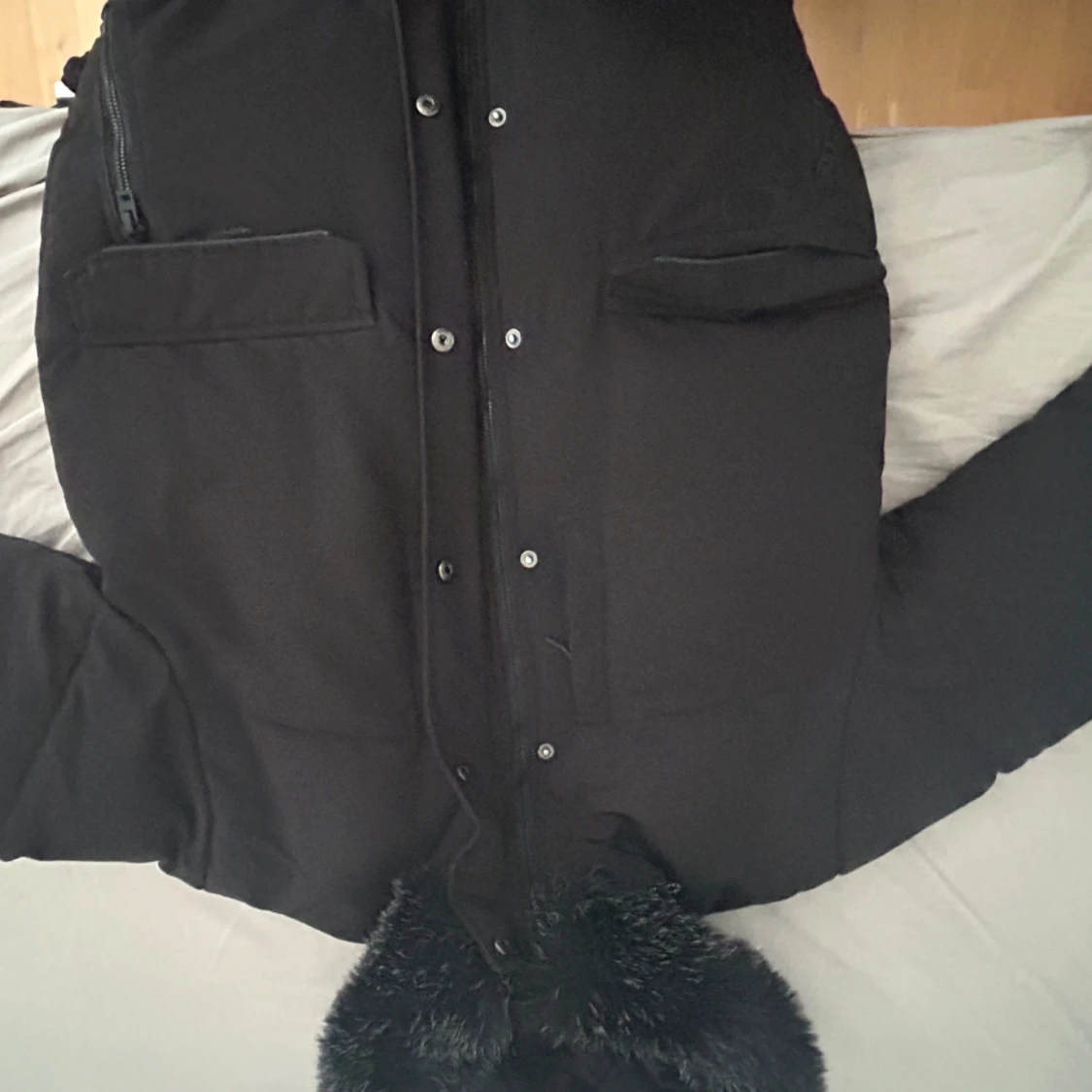 Svart pufferjacka med fuskpäls från McKenzie - 3