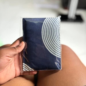 Anteckningsbok med mönstrat omslag - En snygg anteckningsbok med mörkblått omslag och vita cirkelmönster. Perfekt för att skriva ner tankar, idéer eller skolarbete. Liten och smidig att ta med sig i väskan – passar dig som vill hålla koll på vardagen eller skapa egna berättelser. Följ oss för mer på Instagram; @shop_with_tyra