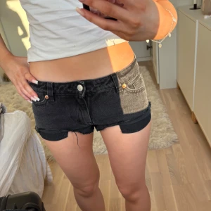 Svarta lågmidjade jeansshorts - Snygga svarta jeansshorts med låg midja. Har klippt från ett par jeans!! midjemått 35-36 cm