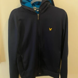 Helt ny marinblå kofta från Lyle & Scott - Helt ny Snygg blå kofta från Lyle & Scott med dragkedja och huva.   Pris kan diskuteras (: