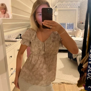 HM Blus🩷 - Säljer denna otroliga blus från hm då den ej kommer till användning🩷🩷(sista bilden är lånad)