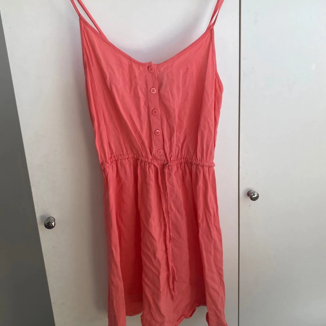 Korallrosa sommarklänning med knappar
