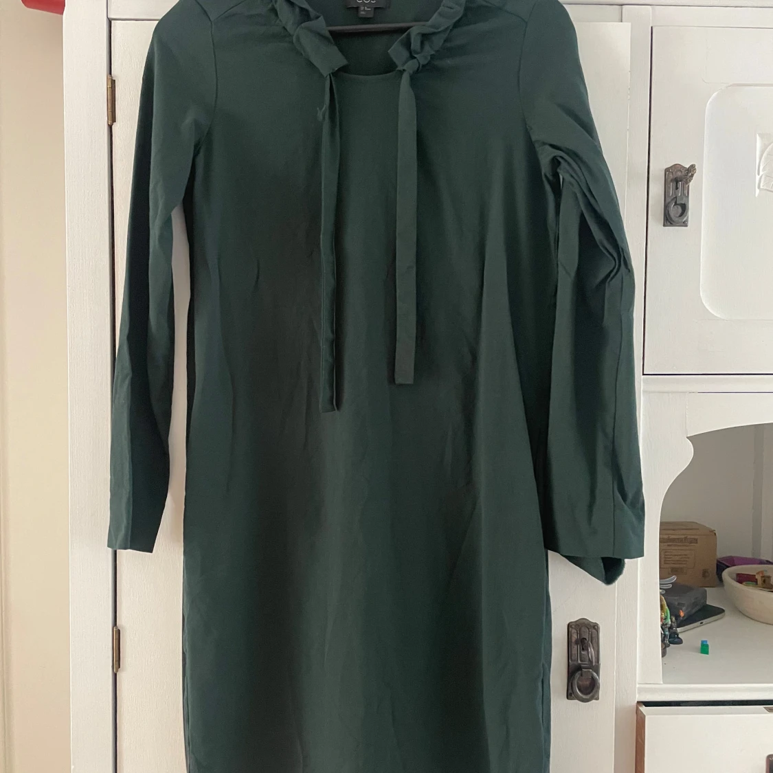 Mörkgrön klänning med knyt i halsen