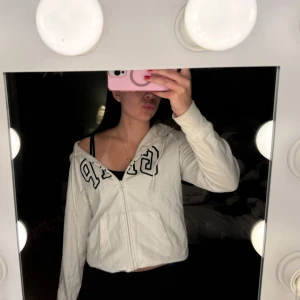 Vit hoodie från GAP - Vit hoodie från GAP den är använd därav priset💕💕