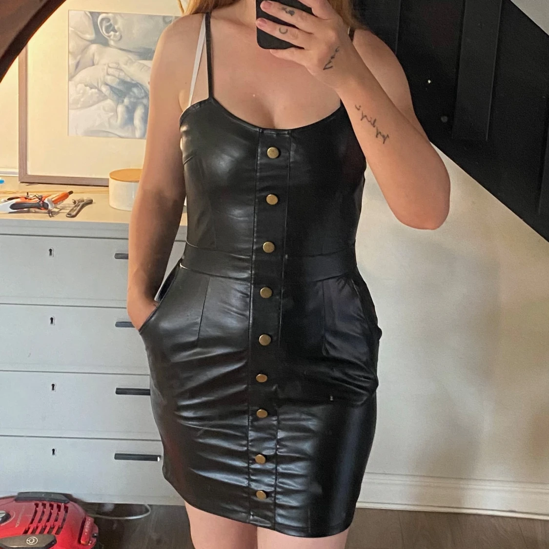 Svart kort klänning i skinnimitation av Lisa Anckarman - 1