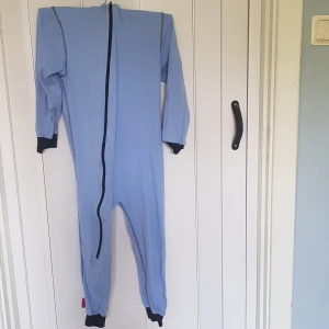 Dräkt till barn mysig,taggar på ryggen  - Skön att ha en mysig kväll i soffan typ min lillebror hade den till mys dräkt i soffan när vi kollade film