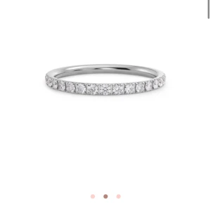 Tunn silverring med glittrande stenar - Säljer min fina silver ring från Edblad då den inte längre kommer till användning. Endast använd fåtal gånger och i fint skick 🌸