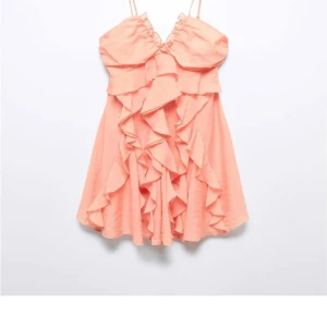 Korall volang klänning- mango - Supersöt volang klänning från mango i korall/persiko färg. Aldrig använd med lappen kvar! Slutsåld och i storlek M men passar från XS-L. Perfekt till sommaren, skriv vid frågor☺️