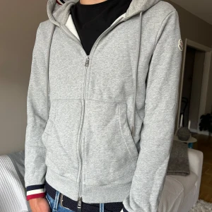 Moncler hoodie  - Extremt snygg och bekväm Moncler hoodie i väldigt bra skick storlek L men lite liten i storlek så passar mig perfekt som vanligtvis har M