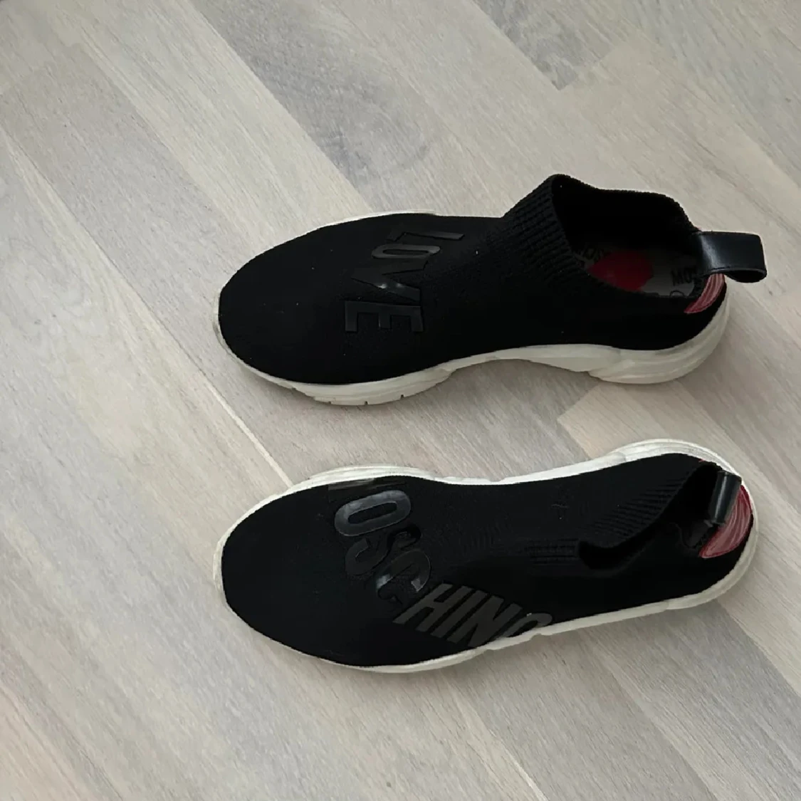 Svarta sneakers från Moschino - 1