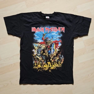 Iron Maiden 2013 Tour - Tee - T-shirt - Iron Maiden 2013 Tour  Mycket fint skick!  Storlek: M  100% Bomull   Axelbredd: 48cm  Längd: 68cm
