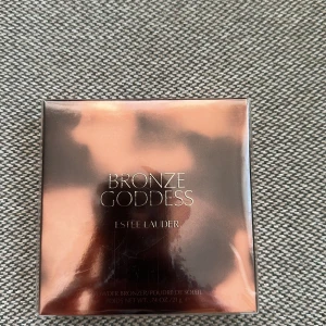 Estee Lauder Bronze Goddess Bronzer 02 - Bronze Goddess Powder Bronzer från Estee Lauder i nyansen 02 Medium. Kommer i en snygg, glansig förpackning i bronsfärg. Ger en naturligt solkysst look och är perfekt för att framhäva ansiktskonturer. Innehåller 21g puderbronzer.💕 ord pris 655kr! Plomberad