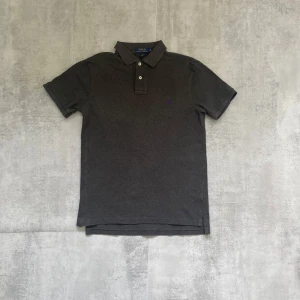 Grå Polo Ralph Lauren piké  - Jag Säljer en fet pike från Polo Ralph Lauren| skicket på tröjan är bra 8/10 | storlek m | ny pris 2000: mitt pris är 299 | skriv vid frågor och funderingar     32  