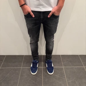 Dondup Jeans George  - Dondup Jeans George! Trendigaste jeansen på marknaden.  Skick= 9,5/10 Ny pris= 4000 kr Säljs för= 799 kr