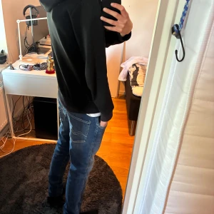 Svart hoodie från Polo Ralph Lauren - Säljer en svart Ralph Lauren hoodie, skriv för mer bilder/frågor 🙌🏼(Storlek Xs men passar även S) Skick 7/10 | Ny pris: 2145 kr 