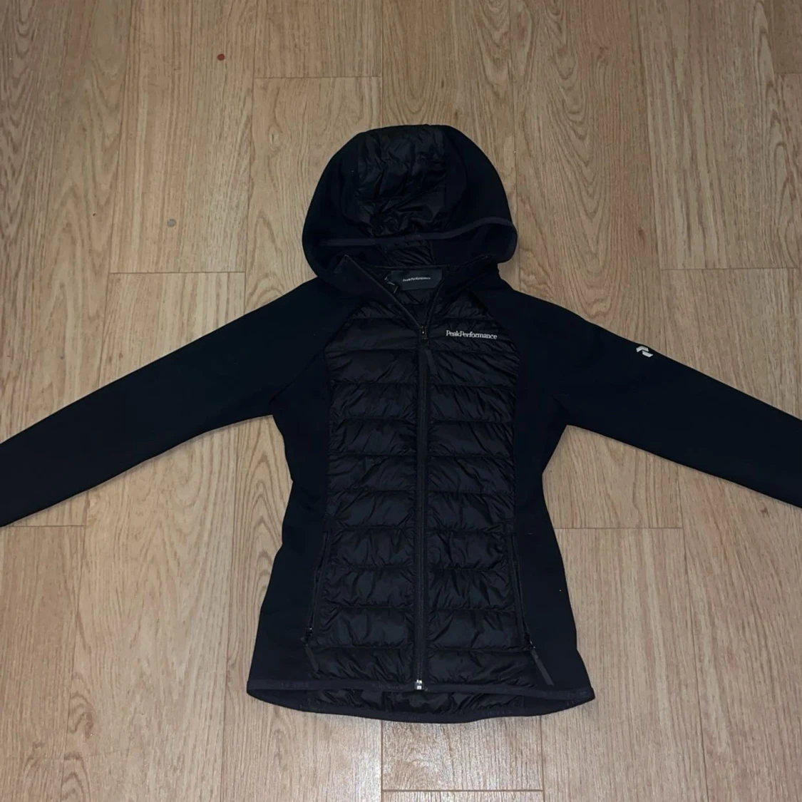 Svart pufferjacka Peak Performance XS