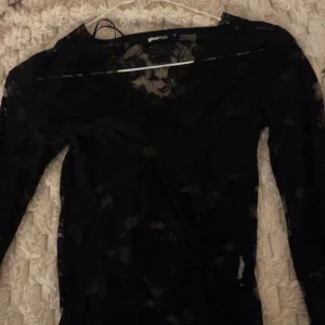 Svart spets gina - Använd några gånger, v ringad sitter jätte fint Inga defekter💗