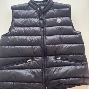 Svart dunväst från Moncler - Snygg svart dunväst från Moncler. Den är endast testad så helt ny i skick🙌🙌