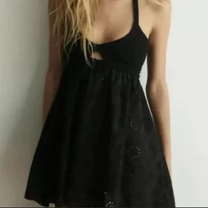 Svart kort klänning med broderi - Supersöt svart kort klänning med broderade detaljer och liten cut-out under bysten.  .