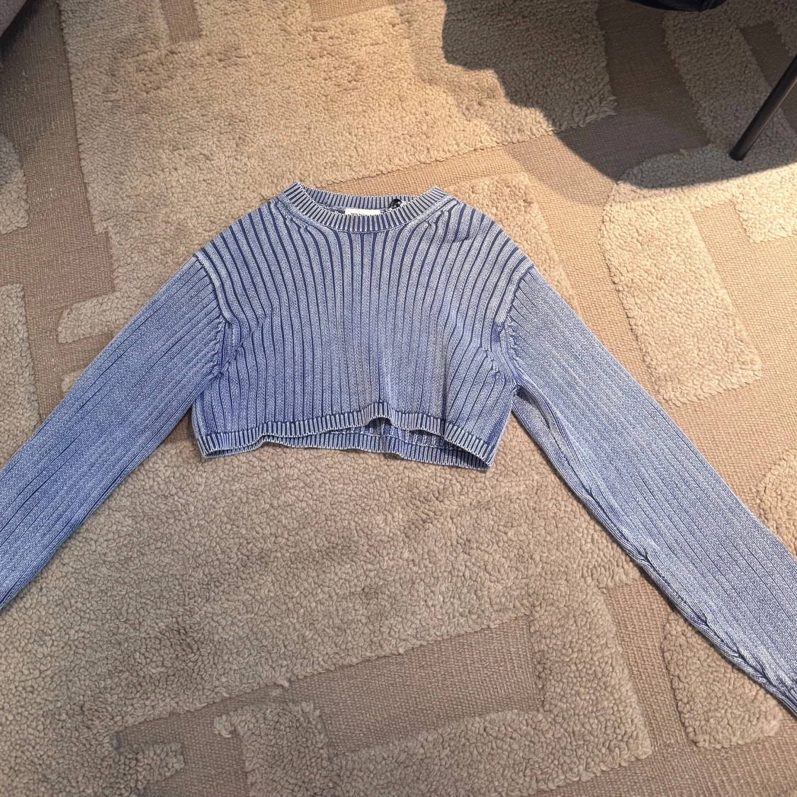 Blå croppad stickad tröja Weekday - 2