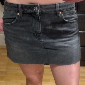 Svart jeanskjol från Sinsay - Svart jeanskjol från Sinsay. Snygg och passar till de mesta. Köpt här på Plick! Storlek 38 passar mig som har S men passar även andra beroende på hur man vill att den ska sitta. Kom privat för fler frågor. 🥰