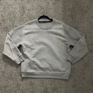 Grå sweatshirt från Zara - En sweatshirt från zara endast använd en gång 