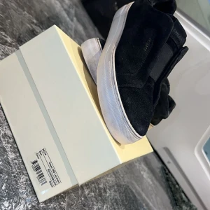 Svarta sneakers från Axel Arigato - Snygga svarta sneakers från Axel Arigato i mocka. Har haft dom i 4 år men har tagit hand om dom. Behandling av mocka gjorde cirka 1 år. Som sagt har haft dom 4 år och man kommer säkert hitta nån fel med dom.