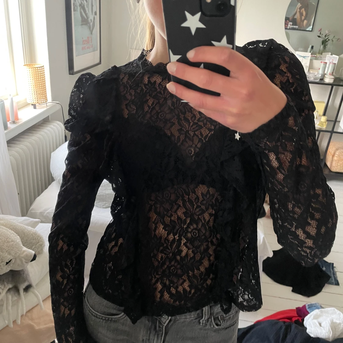 Svart spetsblus med volangdetaljer