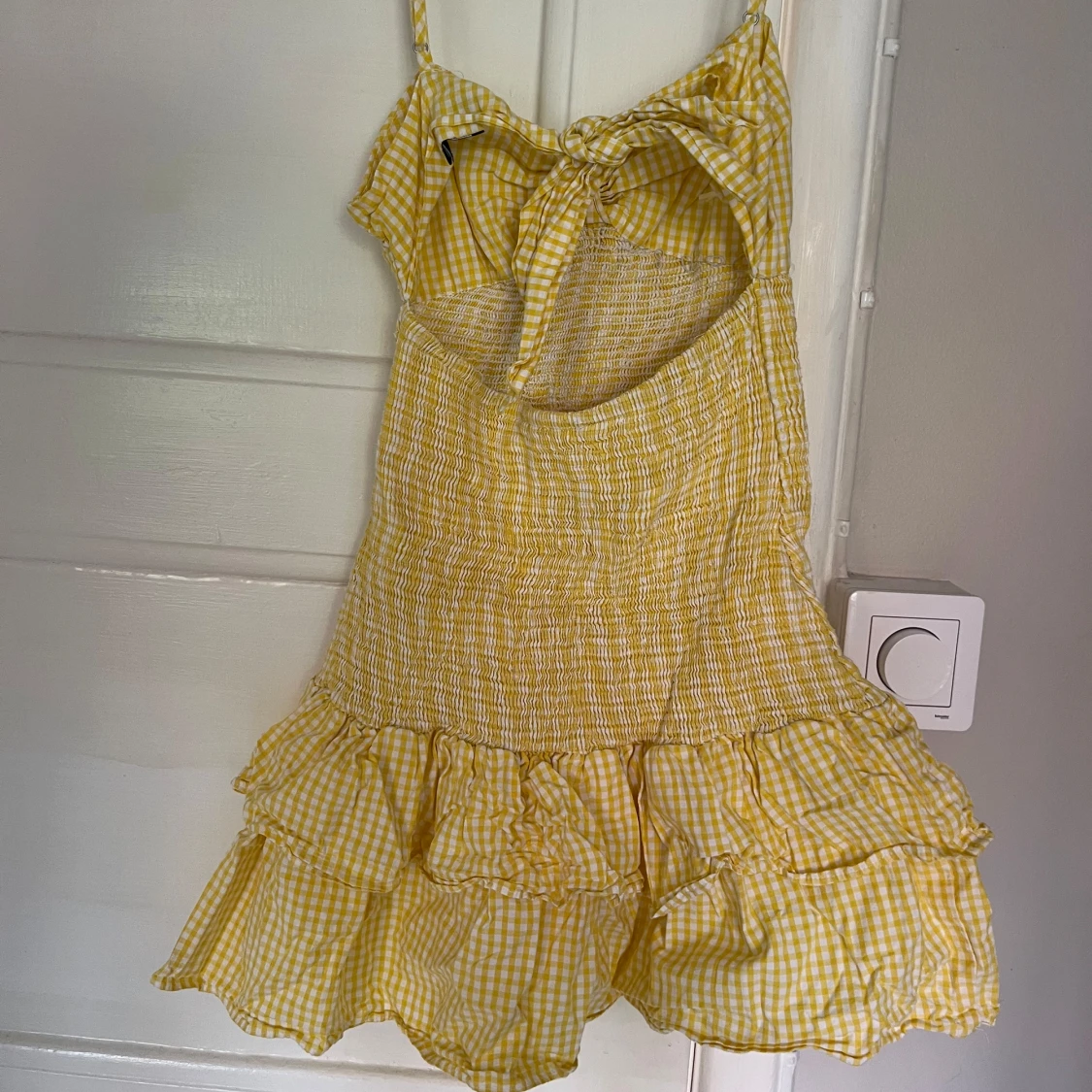 Gul rutig kortklänning med volang - 3