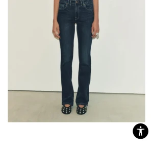 Mörkblå bootcut jeans från Zara - Snygga mörkblå jeans från Zara med bootcut passform,  midwaist. Aldrig använda men lappen är avdragen.