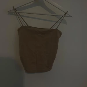 Beige linnetopp från Gina Tricot - Säljer en stilren beige linnetopp från Gina Tricot i storlek S men passar en XS också. Toppen har smala axelband och en rak, croppad passform som är perfekt till jeans eller kjol. Pris kan alltid diskuteras 🫶🏼