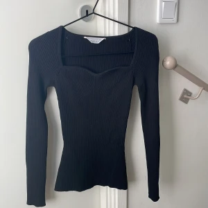 Svart ribbad topp från Primark Edit - Säljer en svart långärmad topp från Primark Edit i storlek XS. Toppen är ribbad med en snygg fyrkantig urringning och figurnära passform. Perfekt att styla med jeans eller kjol Pris går att diskutera 