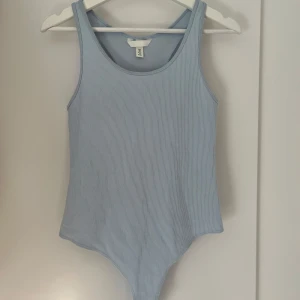 Ljusblå body - Ljusblå body från H&M✨ Använd 1 gång!