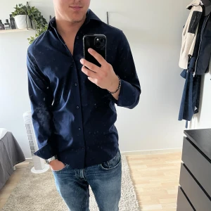 Mörkblå skjorta Jack & Jones XS -  Mörkblå skjorta från Jack & Jones Premium i slim fit XS. Säljer den på grund av att den inte kommer till användning.