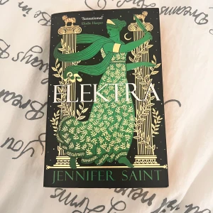 Elektra - En snygg och mytologisk roman om tre starka kvinnor: Klytaimnestra, Cassandra och Elektra. Perfekt för dig som gillar episka berättelser, grekisk mytologi och dramatiska öden. Bokens omslag är stilrent och lockar till läsning för unga vuxna.