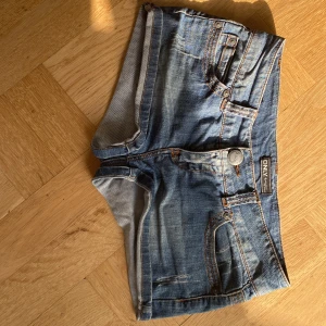 Blå jeansshorts från ONLY - Skit snygga blå jeansshorts från ONLY med lågmidja och slitna detaljer. Är tyvärr försmå för mig och därför säljer jag dem. Midjemåttet tvärs över är 37cm. 