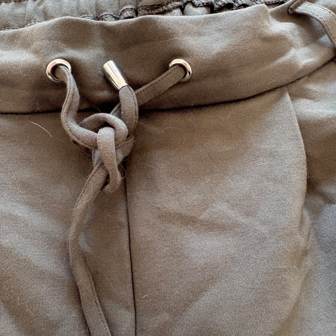 Gröna mjukisbyxor med snörning, Amisu - 1