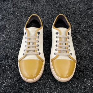 Lanvin skor - Säljer nu ett par sjuka snygga Lanvins! Skicket är relativt fint. Priset är inte hugget i sten vid snabb affär☺️ Inget tillbehör medföljer. Hör gärna av er om ni har fler frågor!