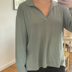 Ljusgrön långärmad pikétröja H&M XS - Säljer en ljusgrön pikétröja från H&M i storlek XS. Tröjan har klassisk krage, v-ringning och långa ärmar. Skön och avslappnad passform, perfekt till jeans eller kjol. Materialet är mjukt och känns lätt mot huden.