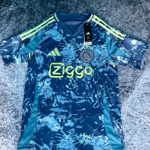 Ajax tröja - Ny och oanvänd. Lätt, bekväm och snygg passform för varma dagar. Storlek S.