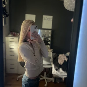 Beige moncler cardigan - ‼️SKRIV INNAN NI KÖPER‼️Säljer en beige cardigan jacka från Moncler, storlek xs. säljer då den knappt kommer till användning. finns ett hål på ryggen men är igen sytt o syns ej på avstånd, bild finns att få.
