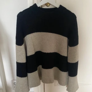 Stickad tröja från Gina tricot - Säljer min gamla stickade tröja från Gina tricot i storlek S. Den är använd och är lite nopprig vid kragen samt en smink fläck på ärmen. (Se på bilderna). Utöver det är den hur fin och mysig som helst. Säljer för 100kr.