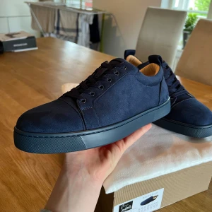 Christian Louboutin  - Hej! Säljer dessa sjukt snygga Christian Louboutin skor som är helt nya i storlek 42! Skriv till mig vid funderingar eller intresse!