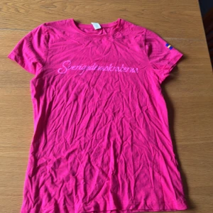 Sverigedemokraterna T-shirt  - En rosa Sverigedemokraterna T-shirt i Strl L, passar perfekt för de som röstar på Sd❣️